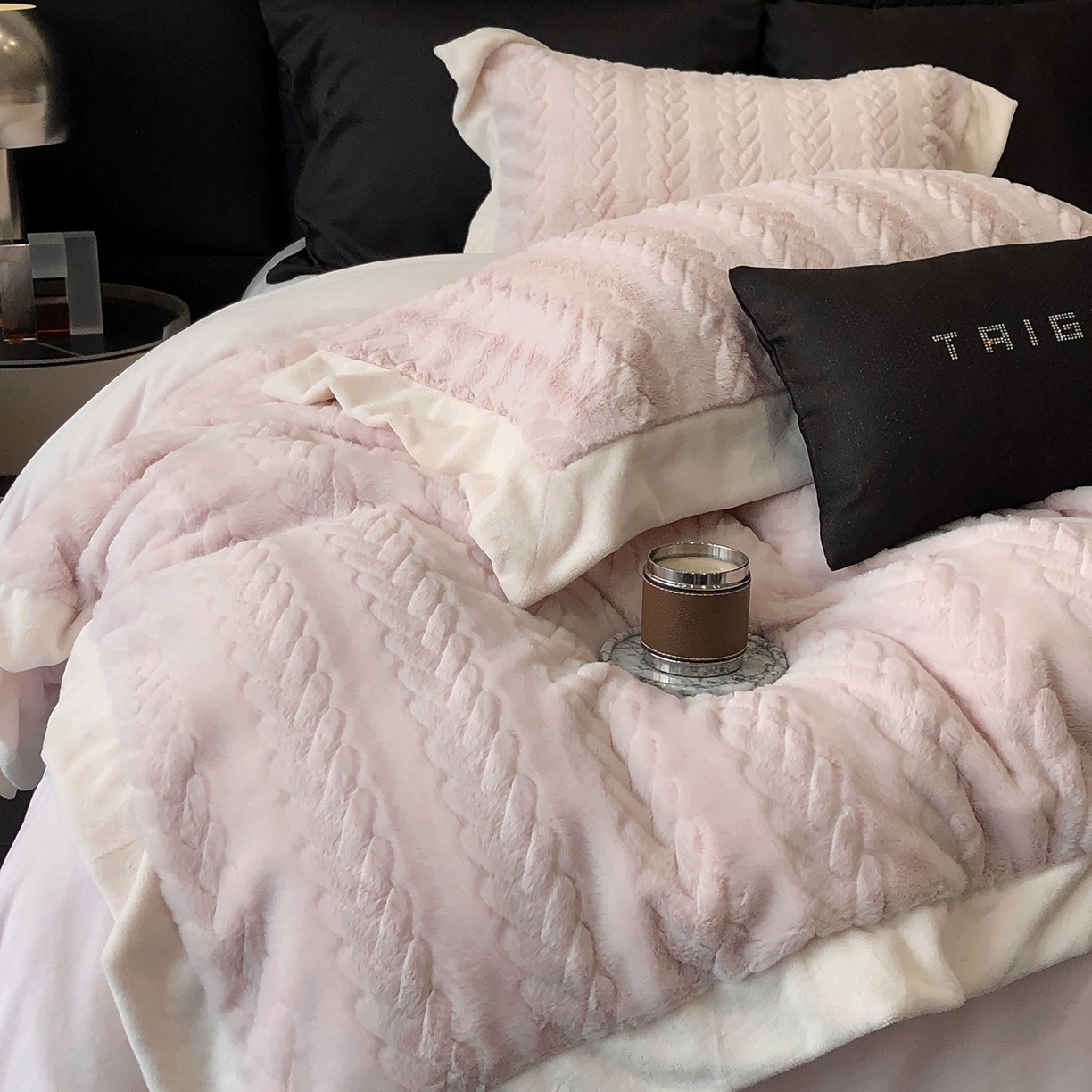91家纺网 家纺一手货源 找家纺 太古汇家居 2025新款300克兔毛四件套-丝芙特系列 丝芙特-粉紫 （会员230/250，毛毡带包装，淘宝上图价格-券后不低于338）
