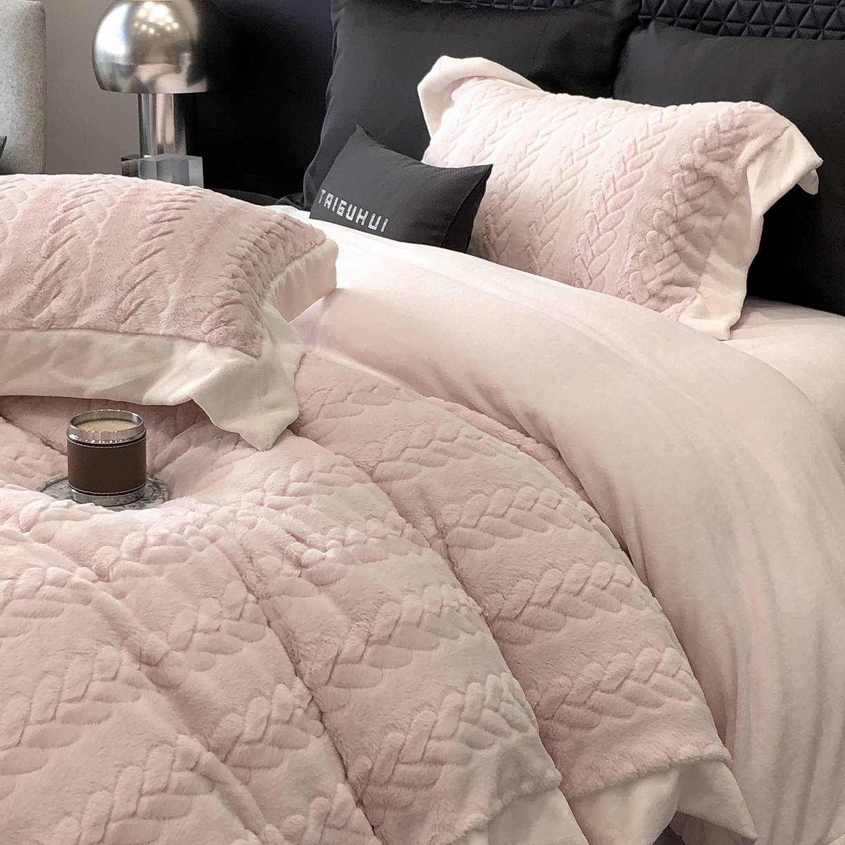 91家纺网 家纺一手货源 找家纺 （总）太古汇家居 2025新款300克兔毛四件套-丝芙特系列 （会员230/250，毛毡带包装，淘宝上图价格-券后不低于338）