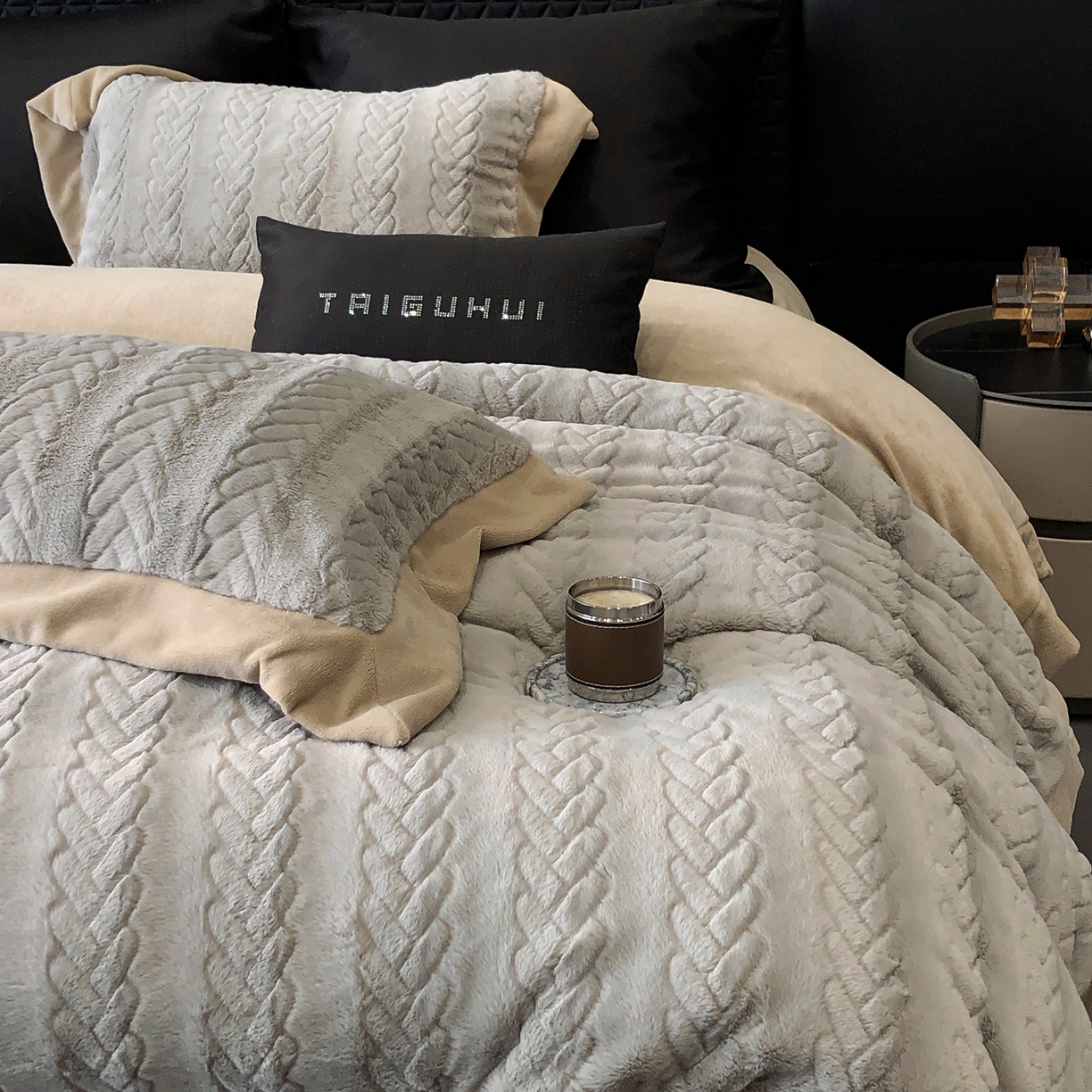 91家纺网 家纺一手货源 找家纺 太古汇家居 2025新款300克兔毛四件套-丝芙特系列 丝芙特-灰色 （会员230/250，毛毡带包装，淘宝上图价格-券后不低于338）