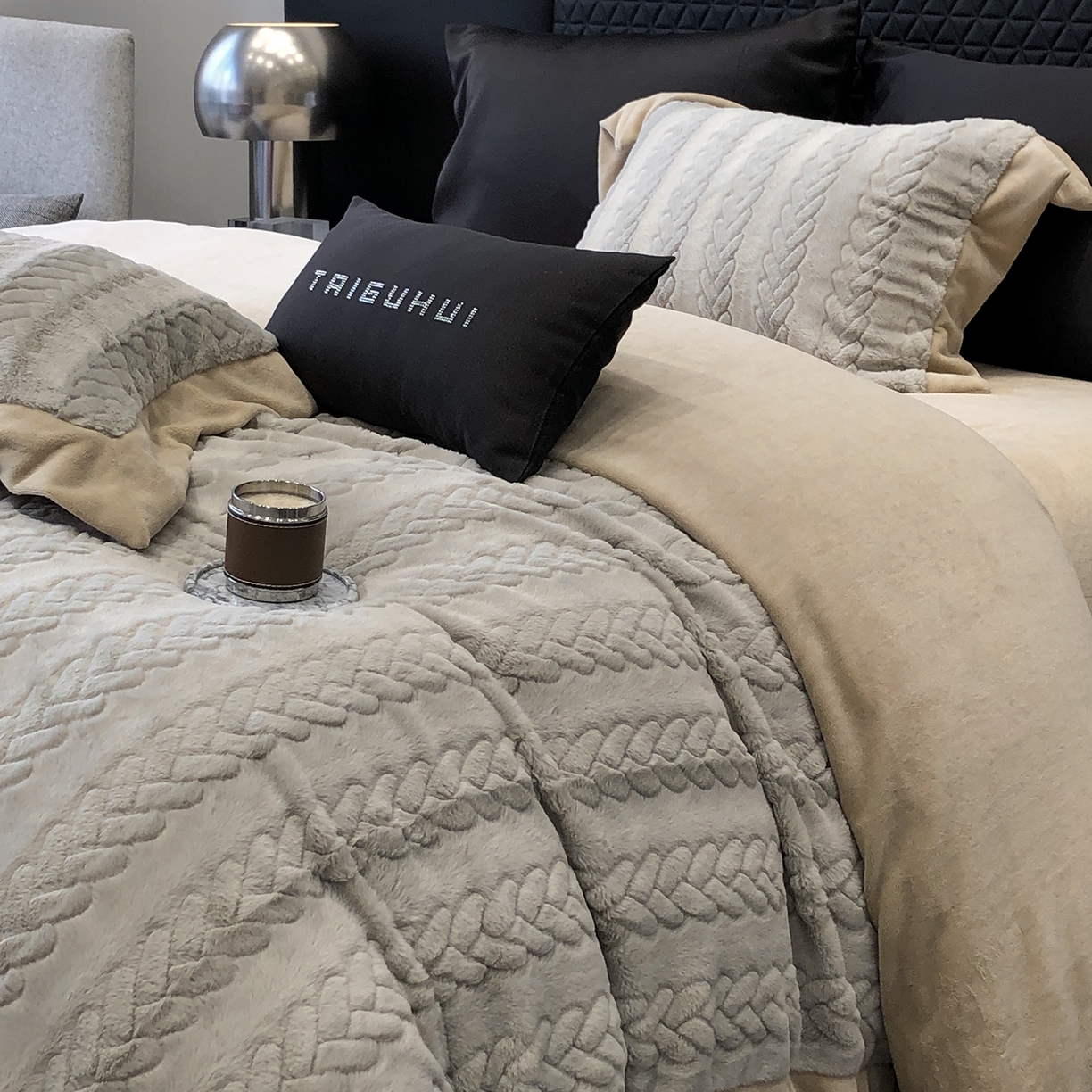 91家纺网 家纺一手货源 找家纺 太古汇家居 2025新款300克兔毛四件套-丝芙特系列 丝芙特-灰色 （会员230/250，毛毡带包装，淘宝上图价格-券后不低于338）