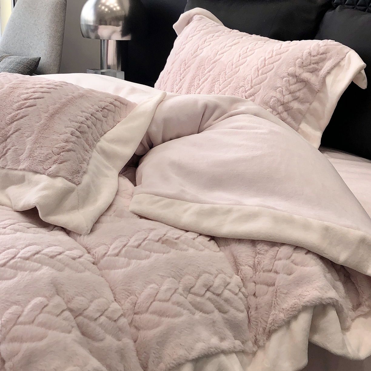 91家纺网 家纺一手货源 找家纺 太古汇家居 2025新款300克兔毛四件套-丝芙特系列 丝芙特-粉紫 （会员230/250，毛毡带包装，淘宝上图价格-券后不低于338）