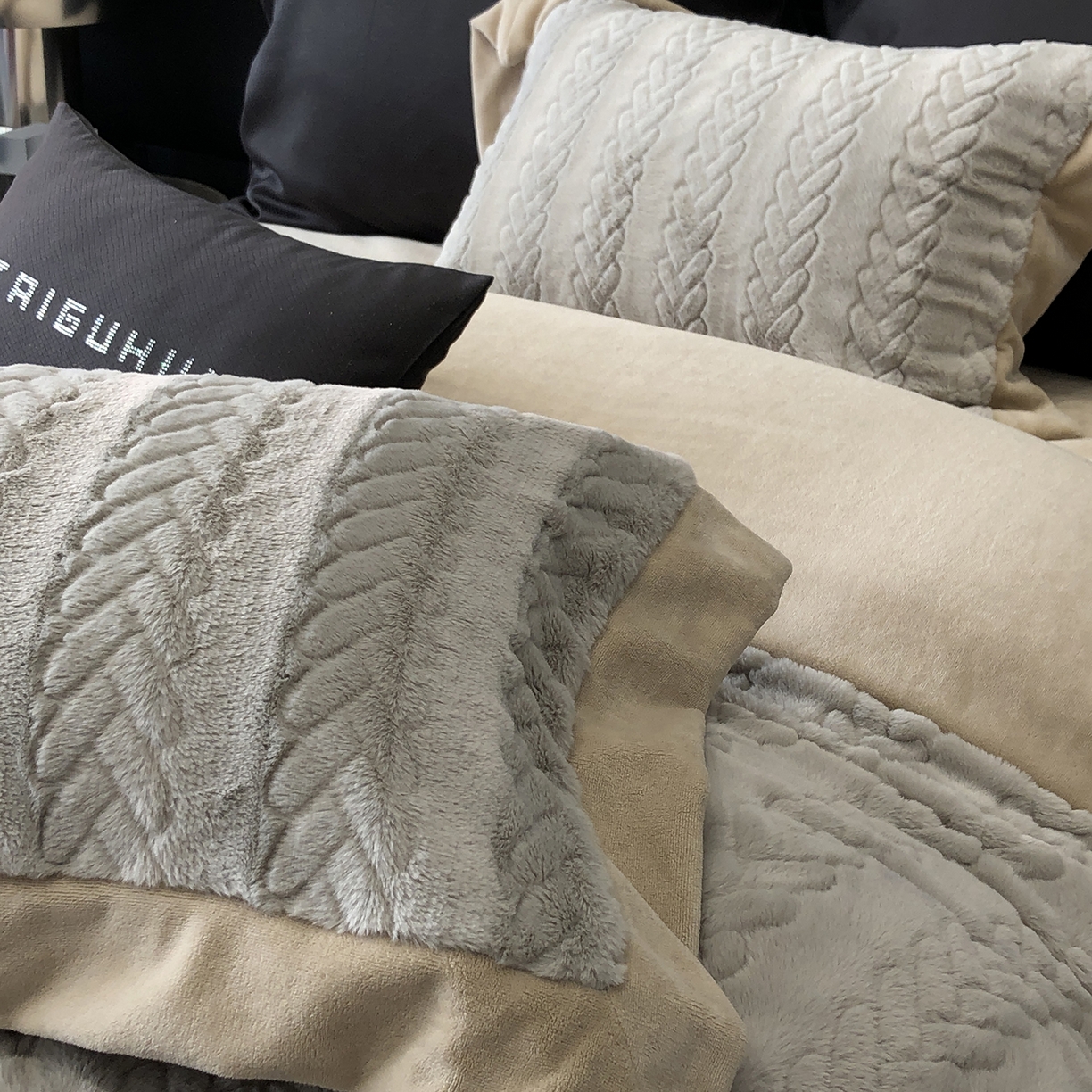 91家纺网 家纺一手货源 找家纺 太古汇家居 2025新款300克兔毛四件套-丝芙特系列 丝芙特-灰色 （会员230/250，毛毡带包装，淘宝上图价格-券后不低于338）