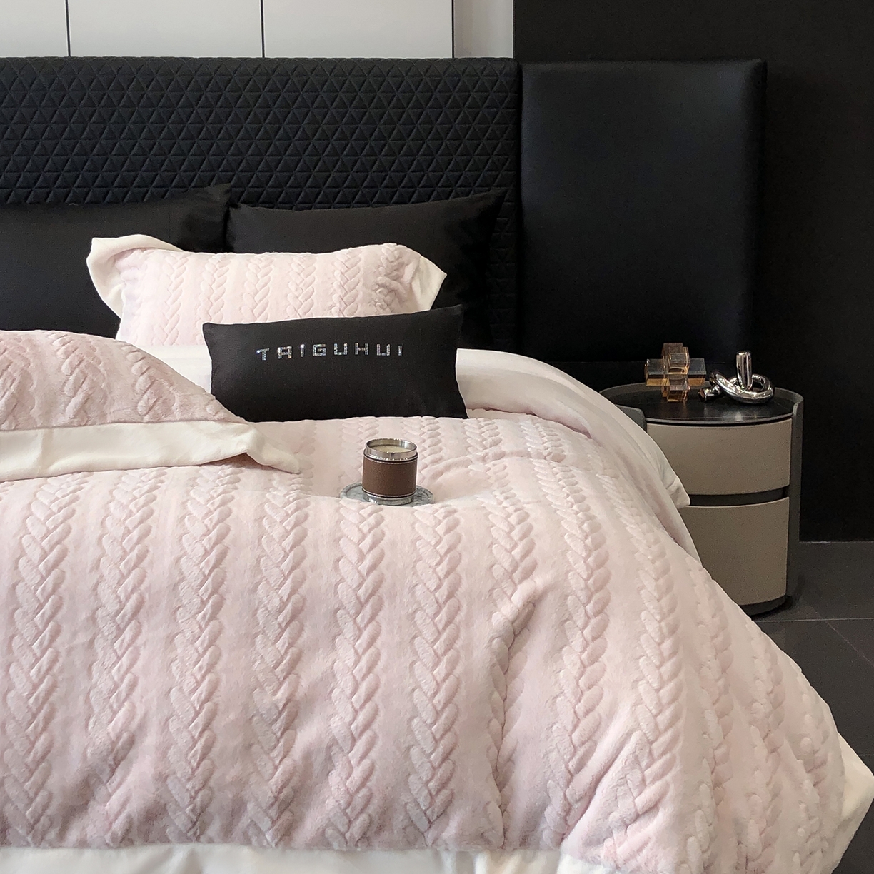 91家纺网 家纺一手货源 找家纺 太古汇家居 2025新款300克兔毛四件套-丝芙特系列 丝芙特-粉紫 （会员230/250，毛毡带包装，淘宝上图价格-券后不低于338）