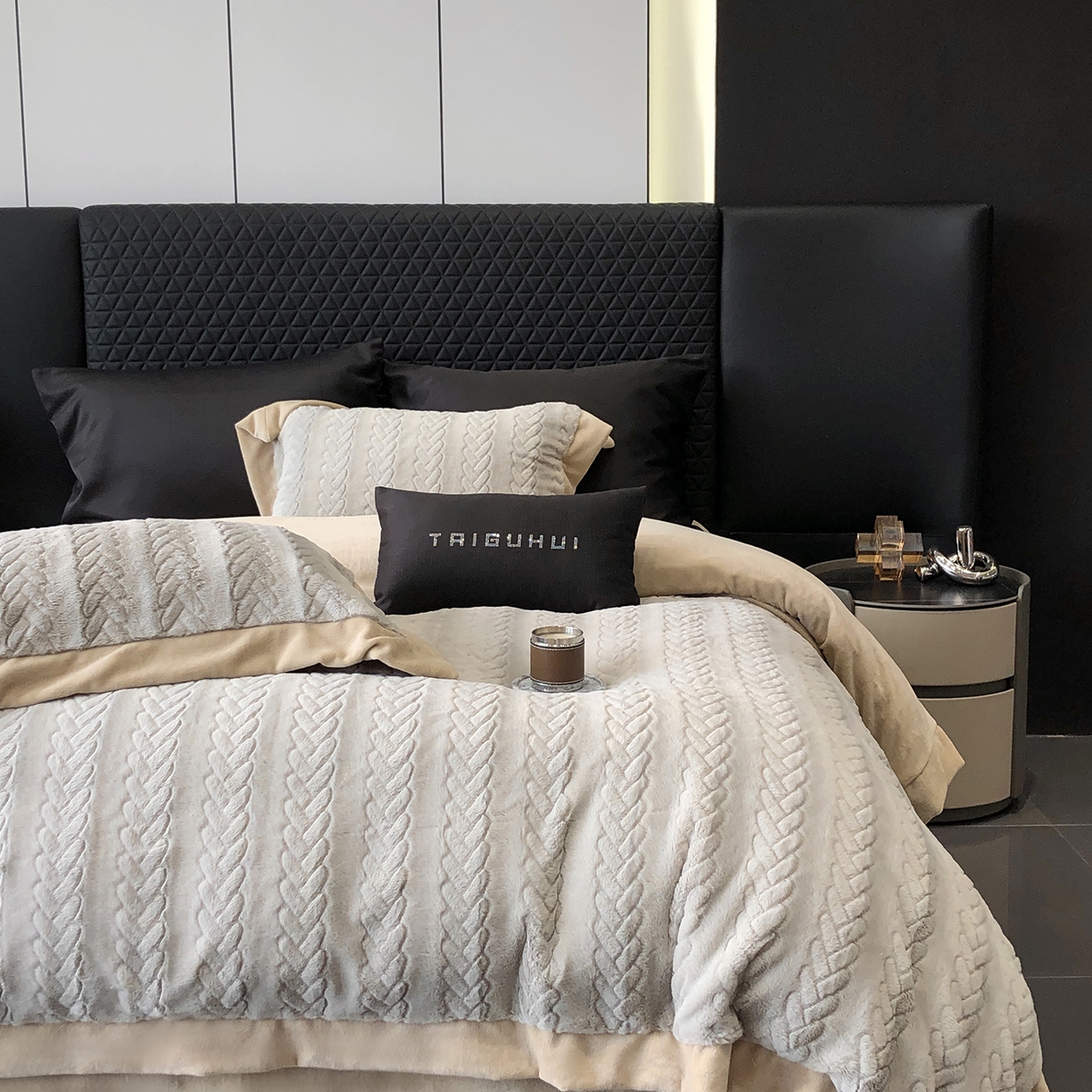 91家纺网 家纺一手货源 找家纺 太古汇家居 2025新款300克兔毛四件套-丝芙特系列 丝芙特-灰色 （会员230/250，毛毡带包装，淘宝上图价格-券后不低于338）