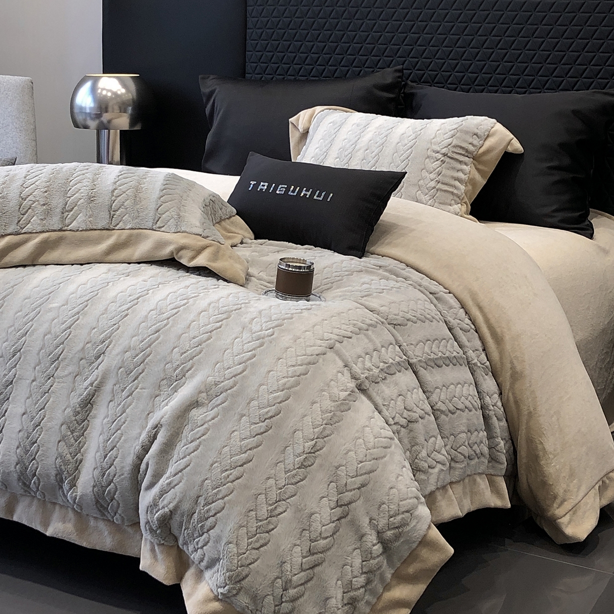 91家纺网 家纺一手货源 找家纺 太古汇家居 2025新款300克兔毛四件套-丝芙特系列 丝芙特-灰色 （会员230/250，毛毡带包装，淘宝上图价格-券后不低于338）