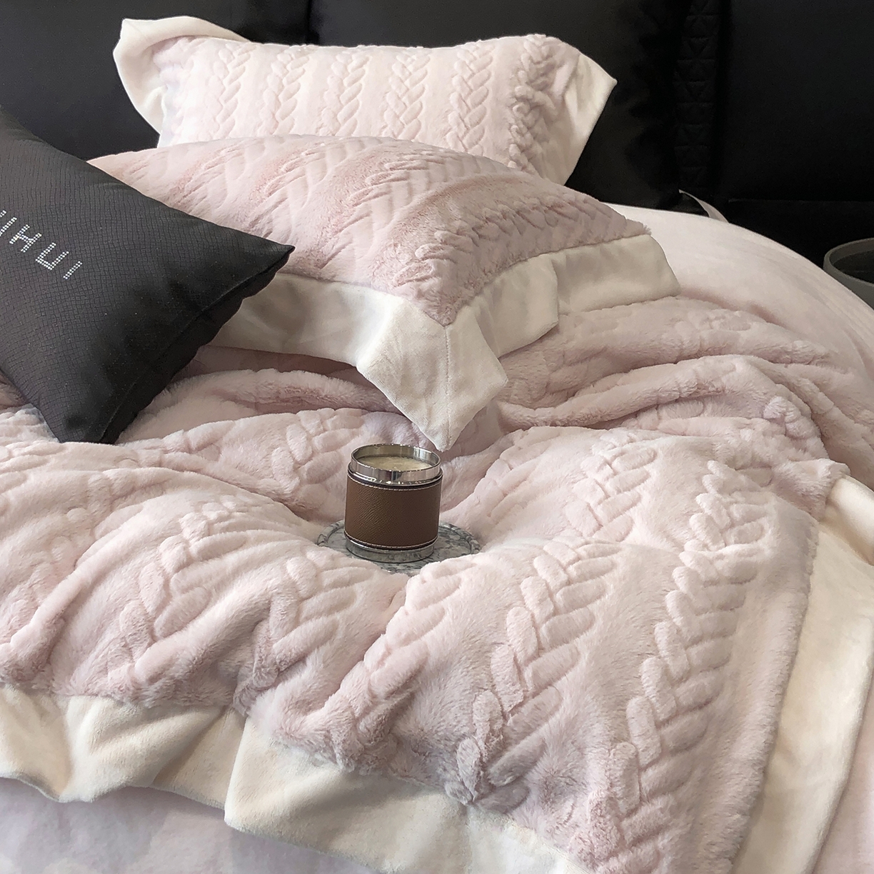 91家纺网 家纺一手货源 找家纺 太古汇家居 2025新款300克兔毛四件套-丝芙特系列 丝芙特-粉紫 （会员230/250，毛毡带包装，淘宝上图价格-券后不低于338）