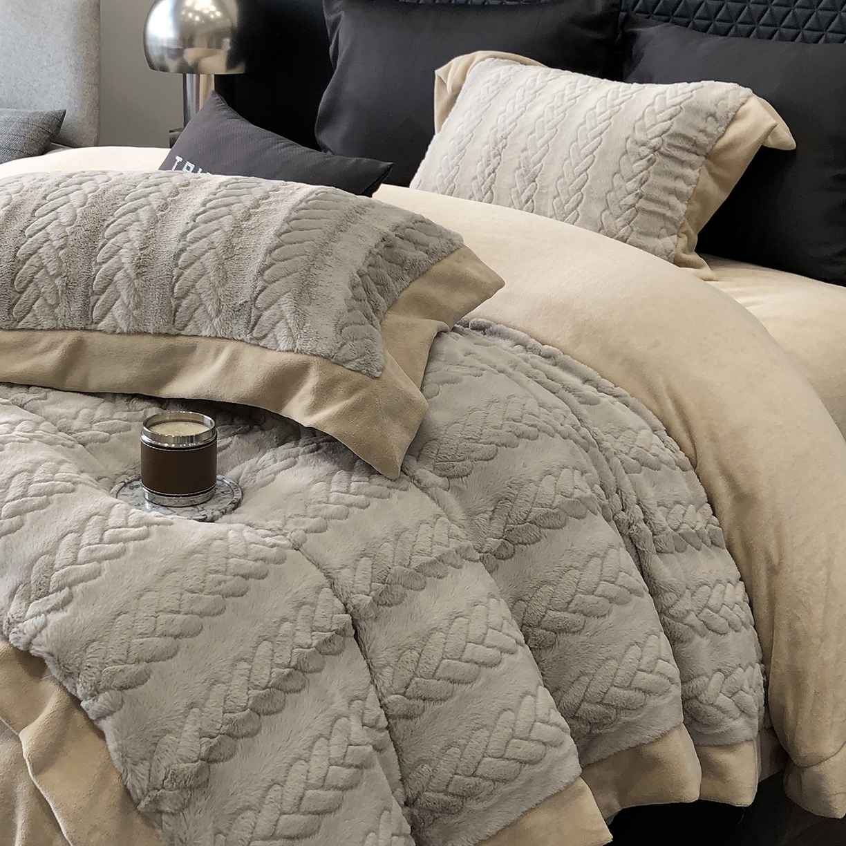 91家纺网 家纺一手货源 找家纺 太古汇家居 2025新款300克兔毛四件套-丝芙特系列 丝芙特-灰色 （会员230/250，毛毡带包装，淘宝上图价格-券后不低于338）