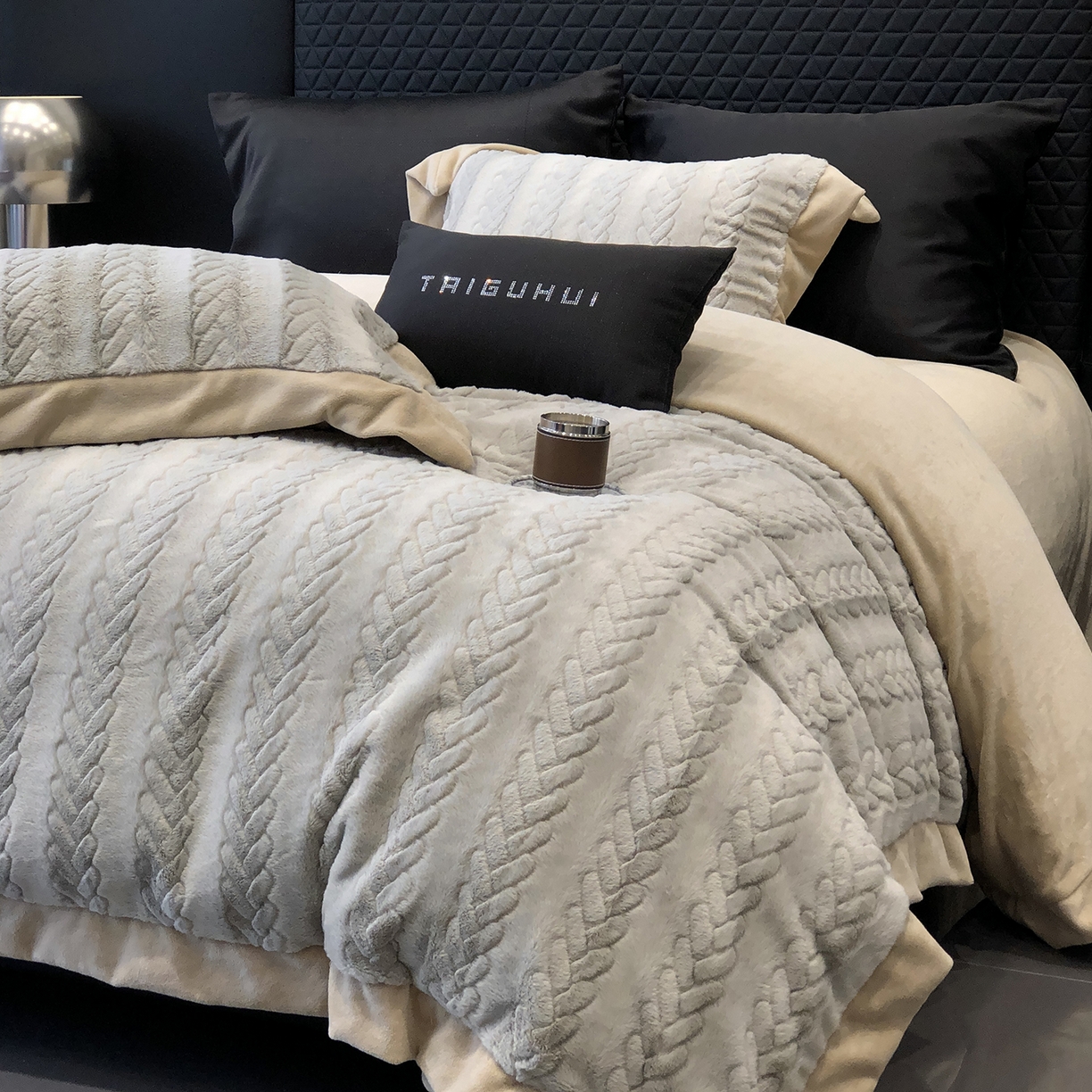 91家纺网 家纺一手货源 找家纺 太古汇家居 2025新款300克兔毛四件套-丝芙特系列 丝芙特-灰色 （会员230/250，毛毡带包装，淘宝上图价格-券后不低于338）