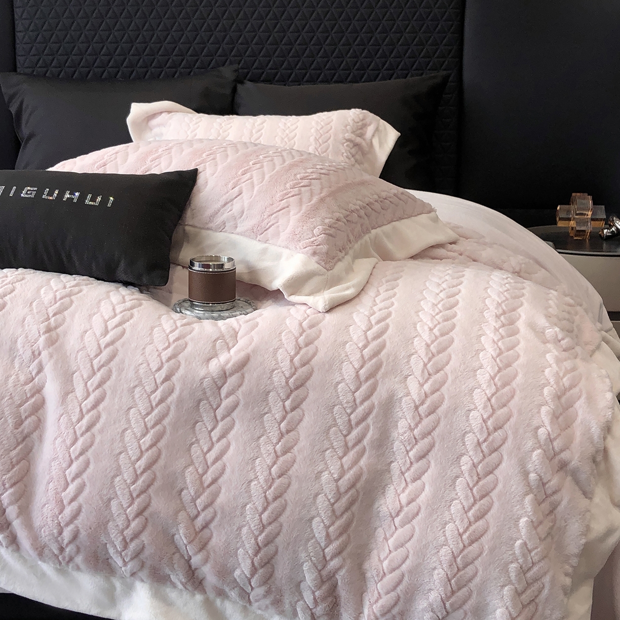 91家纺网 家纺一手货源 找家纺 （总）太古汇家居 2025新款300克兔毛四件套-丝芙特系列 （会员230/250，毛毡带包装，淘宝上图价格-券后不低于338）