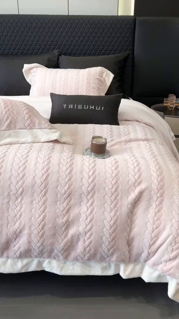 91家纺网 家纺一手货源 找家纺 太古汇家居 2025新款300克兔毛四件套-丝芙特系列 丝芙特-粉紫 （会员230/250，毛毡带包装，淘宝上图价格-券后不低于338）