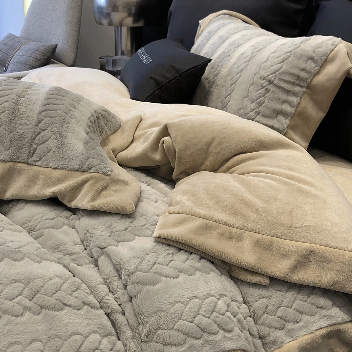 91家纺网 家纺一手货源 找家纺 太古汇家居 2025新款300克兔毛四件套-丝芙特系列 丝芙特-灰色 （会员230/250，毛毡带包装，淘宝上图价格-券后不低于338）