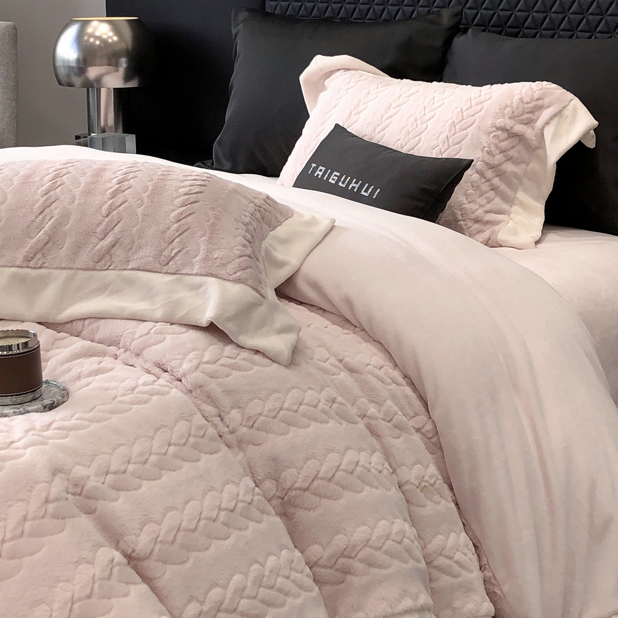 91家纺网 家纺一手货源 找家纺 太古汇家居 2025新款300克兔毛四件套-丝芙特系列 丝芙特-粉紫 （会员230/250，毛毡带包装，淘宝上图价格-券后不低于338）