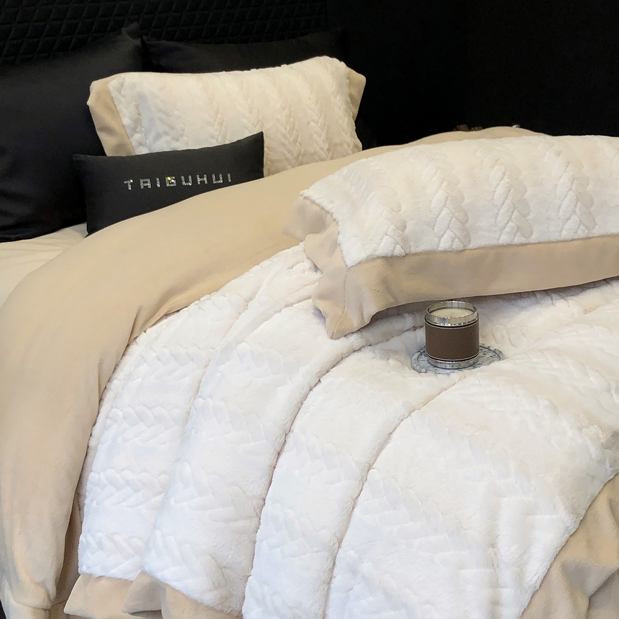 91家纺网 家纺一手货源 找家纺 太古汇家居 2025新款300克兔毛四件套-丝芙特系列 丝芙特-奶白 （会员230/250，毛毡带包装，淘宝上图价格-券后不低于338）