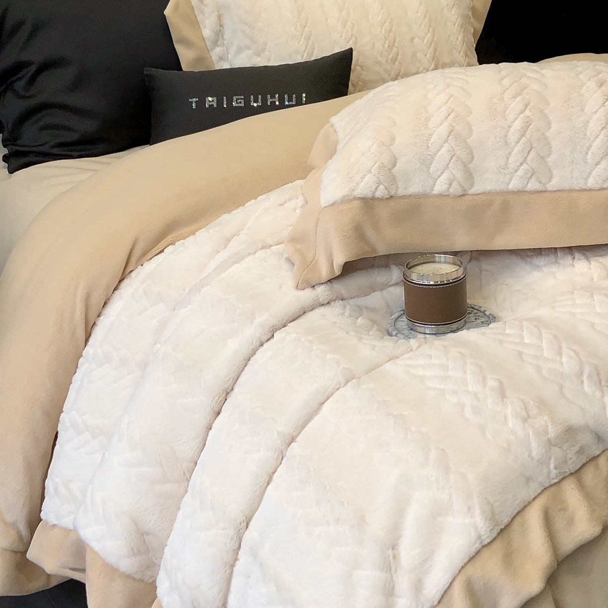 91家纺网 家纺一手货源 找家纺 太古汇家居 2025新款300克兔毛四件套-丝芙特系列 丝芙特-奶白 （会员230/250，毛毡带包装，淘宝上图价格-券后不低于338）