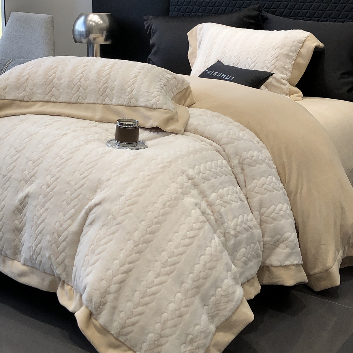 91家纺网 家纺一手货源 找家纺 太古汇家居 2025新款300克兔毛四件套-丝芙特系列 丝芙特-奶白 （会员230/250，毛毡带包装，淘宝上图价格-券后不低于338）