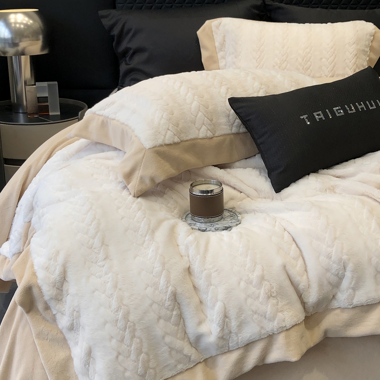 91家纺网 家纺一手货源 找家纺 太古汇家居 2025新款300克兔毛四件套-丝芙特系列 丝芙特-奶白 （会员230/250，毛毡带包装，淘宝上图价格-券后不低于338）