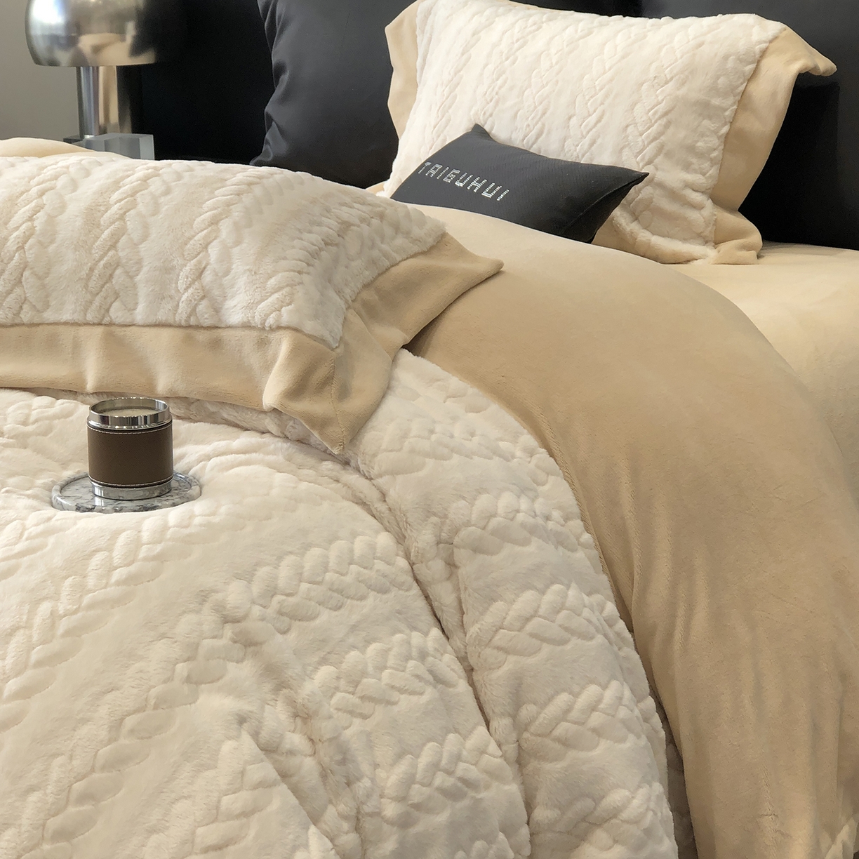 91家纺网 家纺一手货源 找家纺 太古汇家居 2025新款300克兔毛四件套-丝芙特系列 丝芙特-奶白 （会员230/250，毛毡带包装，淘宝上图价格-券后不低于338）