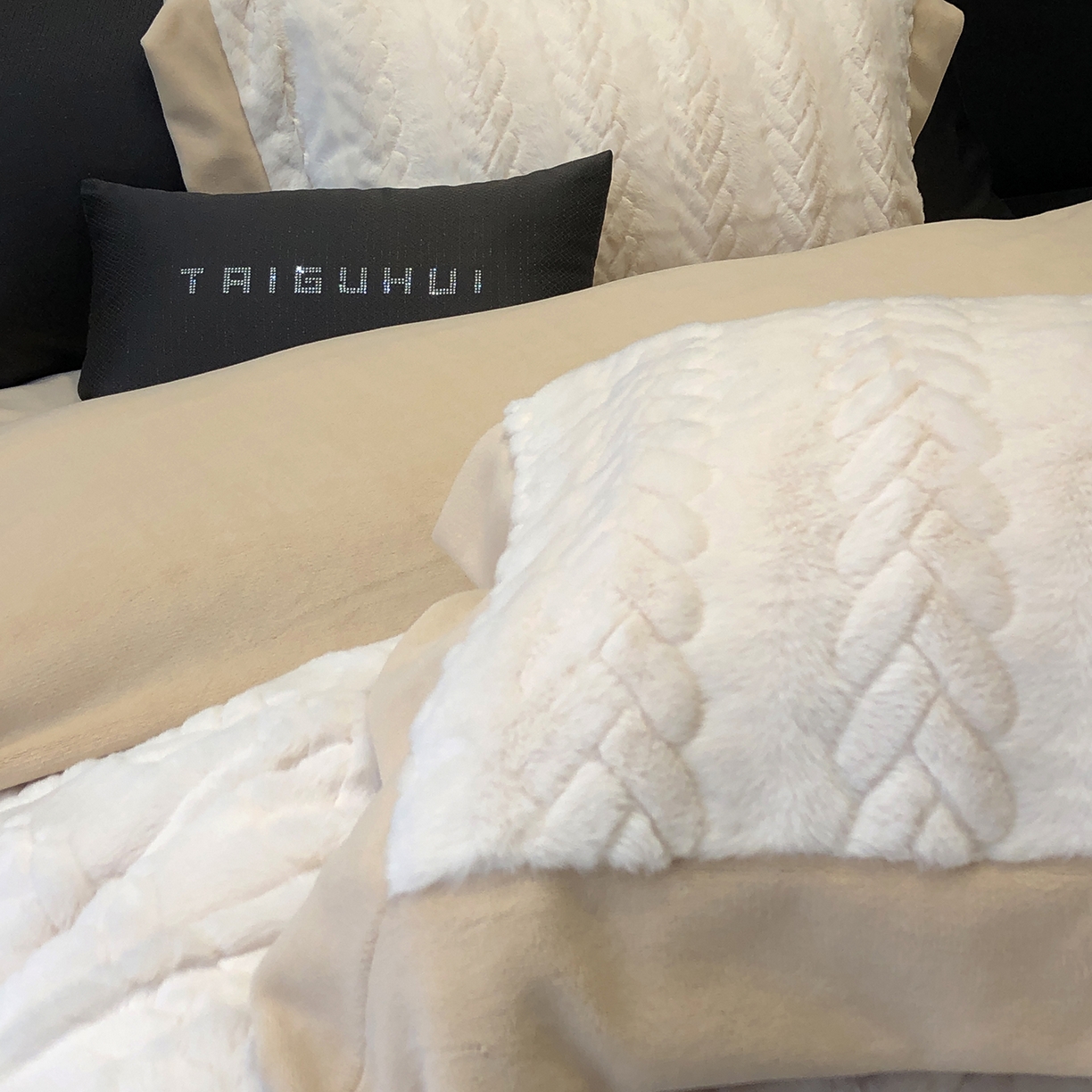 91家纺网 家纺一手货源 找家纺 太古汇家居 2025新款300克兔毛四件套-丝芙特系列 丝芙特-奶白 （会员230/250，毛毡带包装，淘宝上图价格-券后不低于338）