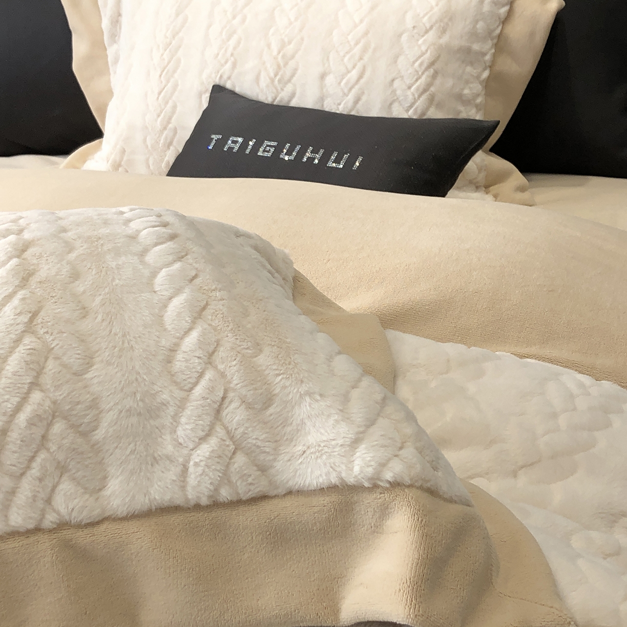 91家纺网 家纺一手货源 找家纺 太古汇家居 2025新款300克兔毛四件套-丝芙特系列 丝芙特-奶白 （会员230/250，毛毡带包装，淘宝上图价格-券后不低于338）