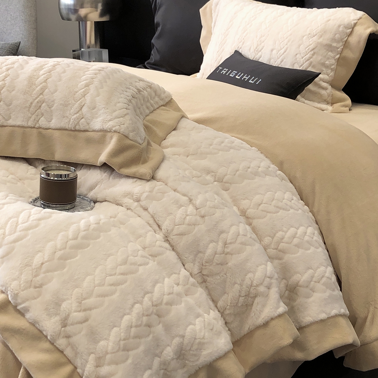 91家纺网 家纺一手货源 找家纺 太古汇家居 2025新款300克兔毛四件套-丝芙特系列 丝芙特-奶白 （会员230/250，毛毡带包装，淘宝上图价格-券后不低于338）