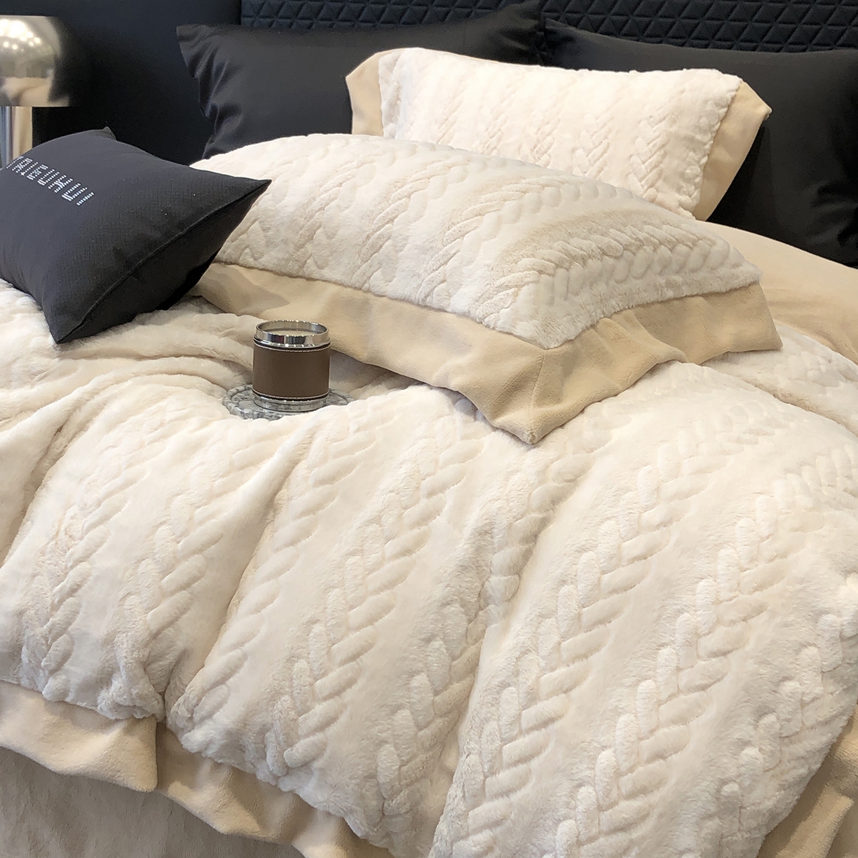 91家纺网 家纺一手货源 找家纺 太古汇家居 2025新款300克兔毛四件套-丝芙特系列 丝芙特-奶白 （会员230/250，毛毡带包装，淘宝上图价格-券后不低于338）