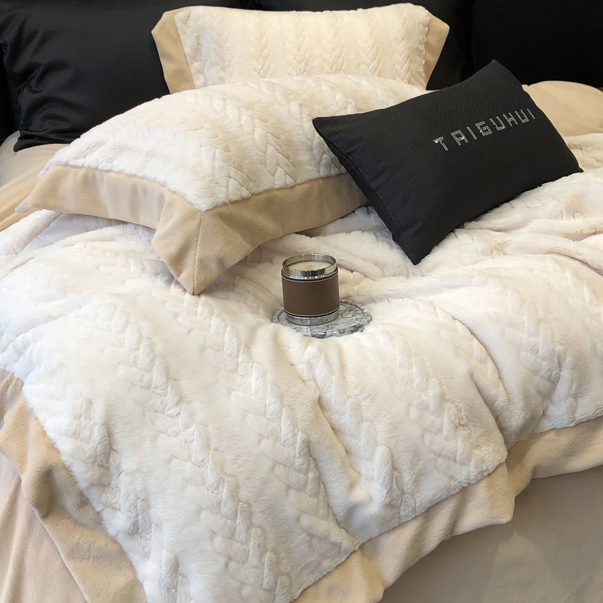 91家纺网 家纺一手货源 找家纺 太古汇家居 2025新款300克兔毛四件套-丝芙特系列 丝芙特-奶白 （会员230/250，毛毡带包装，淘宝上图价格-券后不低于338）