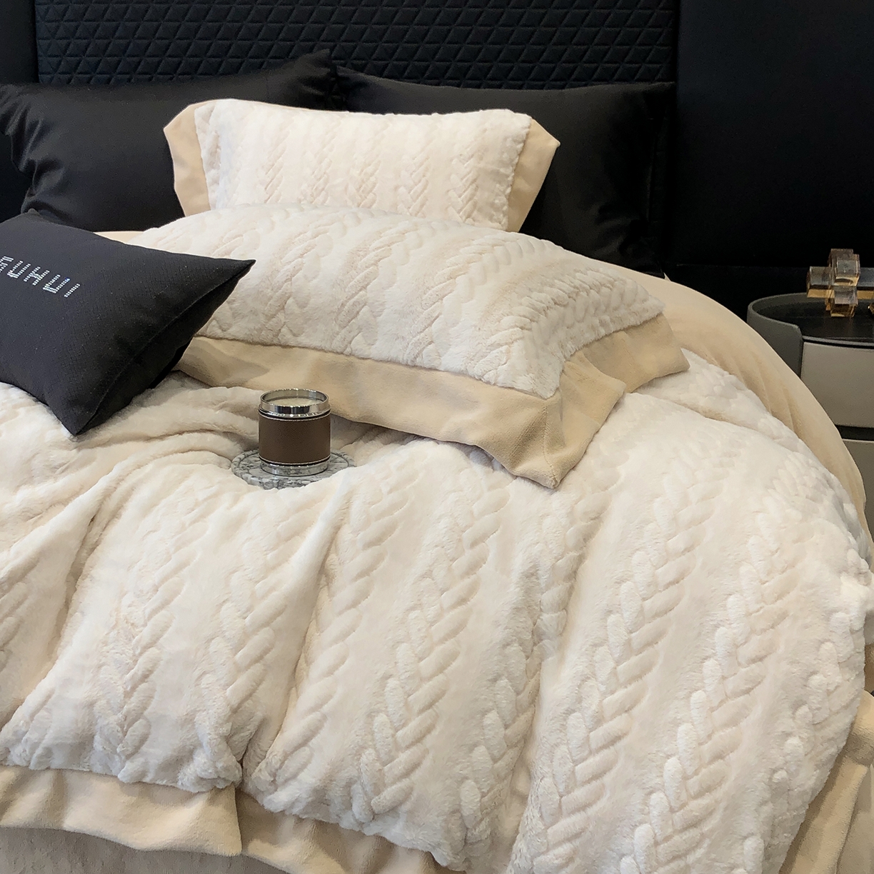 91家纺网 家纺一手货源 找家纺 太古汇家居 2025新款300克兔毛四件套-丝芙特系列 丝芙特-奶白 （会员230/250，毛毡带包装，淘宝上图价格-券后不低于338）