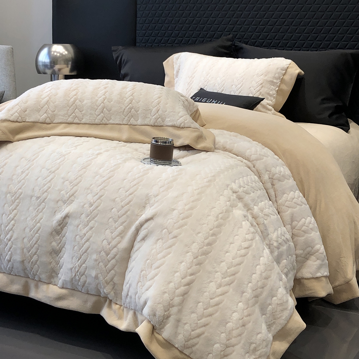 91家纺网 家纺一手货源 找家纺 太古汇家居 2025新款300克兔毛四件套-丝芙特系列 丝芙特-奶白 （会员230/250，毛毡带包装，淘宝上图价格-券后不低于338）