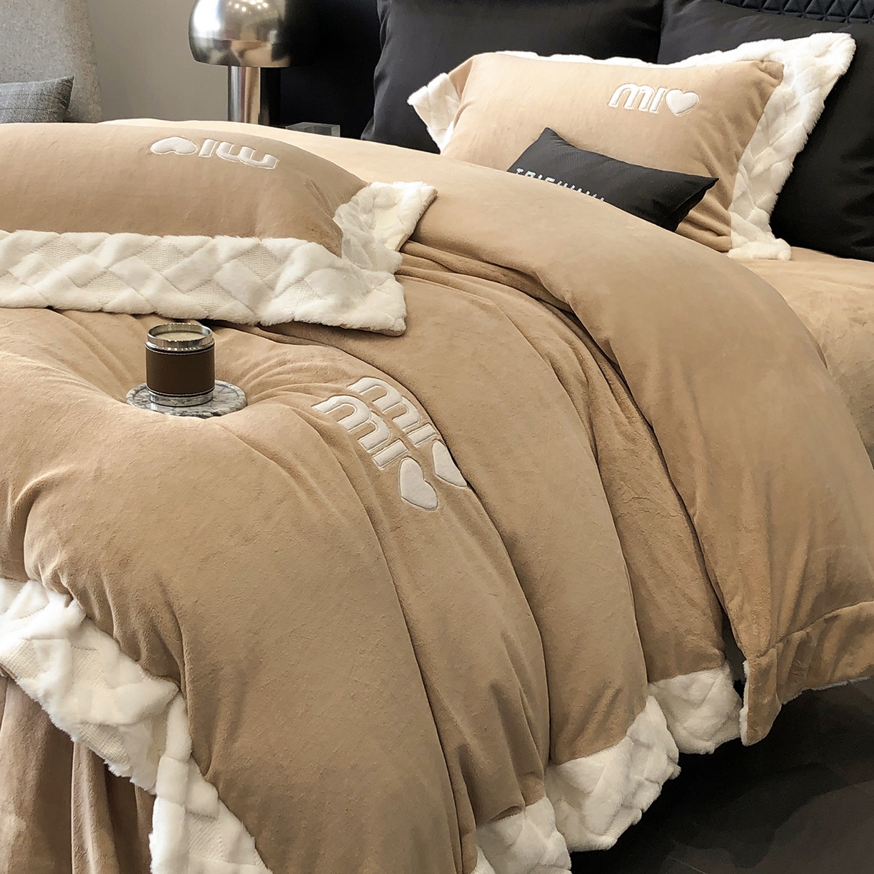 91家纺网 家纺一手货源 找家纺 太古汇家居 2025新款240克牛奶绒工艺款四件套-缪斯系列 （会员250/270，毛毡带包装，淘宝上图价格-券后不低于358） 缪斯-奶油咖