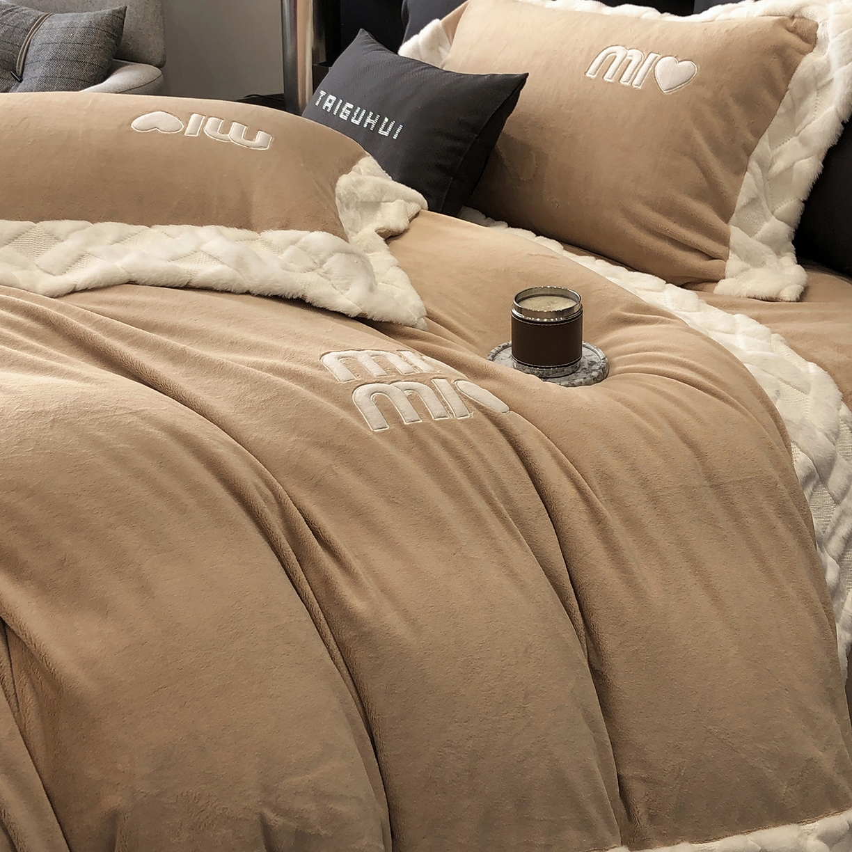 91家纺网 家纺一手货源 找家纺 太古汇家居 2025新款240克牛奶绒工艺款四件套-缪斯系列 （会员250/270，毛毡带包装，淘宝上图价格-券后不低于358） 缪斯-奶油咖