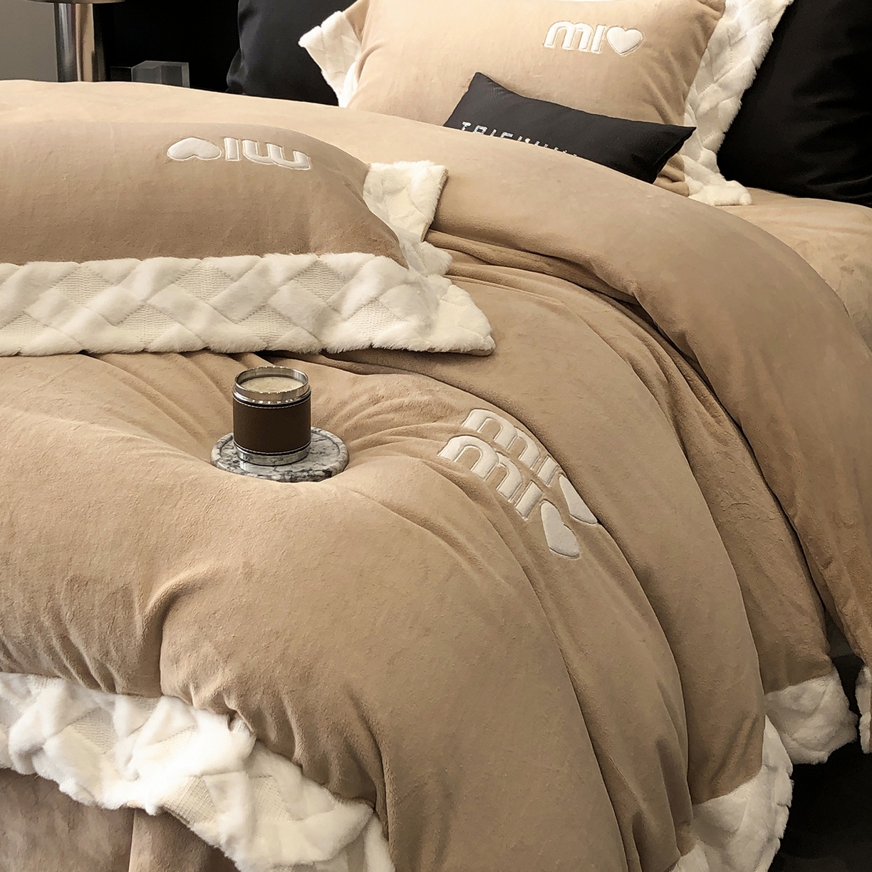 91家纺网 家纺一手货源 找家纺 太古汇家居 2025新款240克牛奶绒工艺款四件套-缪斯系列 （会员250/270，毛毡带包装，淘宝上图价格-券后不低于358） 缪斯-奶油咖