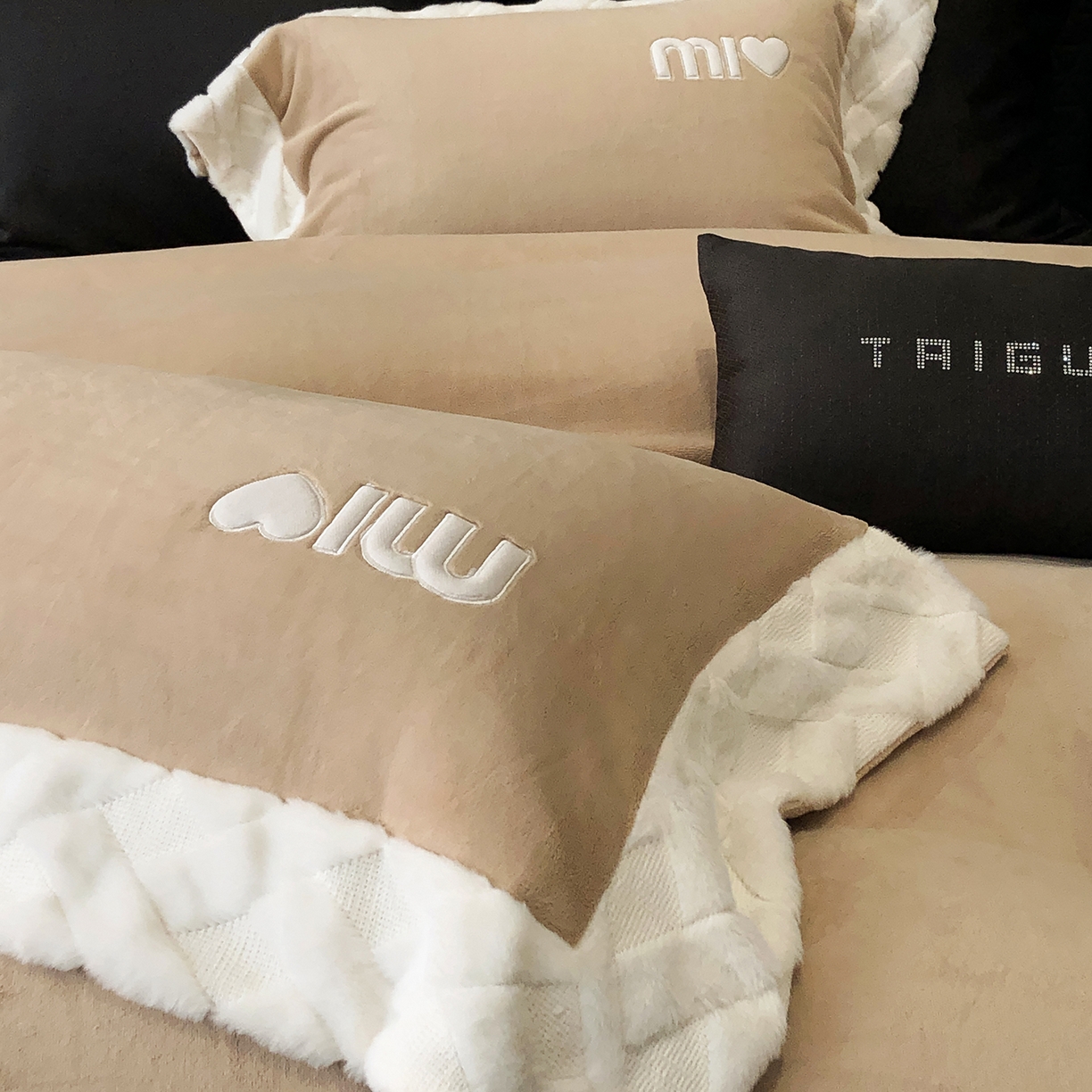 91家纺网 家纺一手货源 找家纺 太古汇家居 2025新款240克牛奶绒工艺款四件套-缪斯系列 （会员250/270，毛毡带包装，淘宝上图价格-券后不低于358） 缪斯-奶油咖