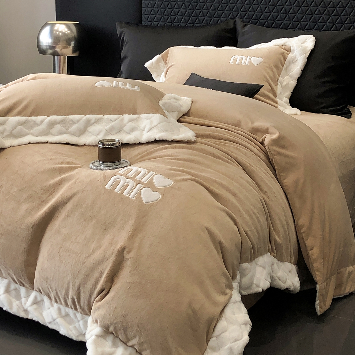 91家纺网 家纺一手货源 找家纺 太古汇家居 2025新款240克牛奶绒工艺款四件套-缪斯系列 （会员250/270，毛毡带包装，淘宝上图价格-券后不低于358） 缪斯-奶油咖