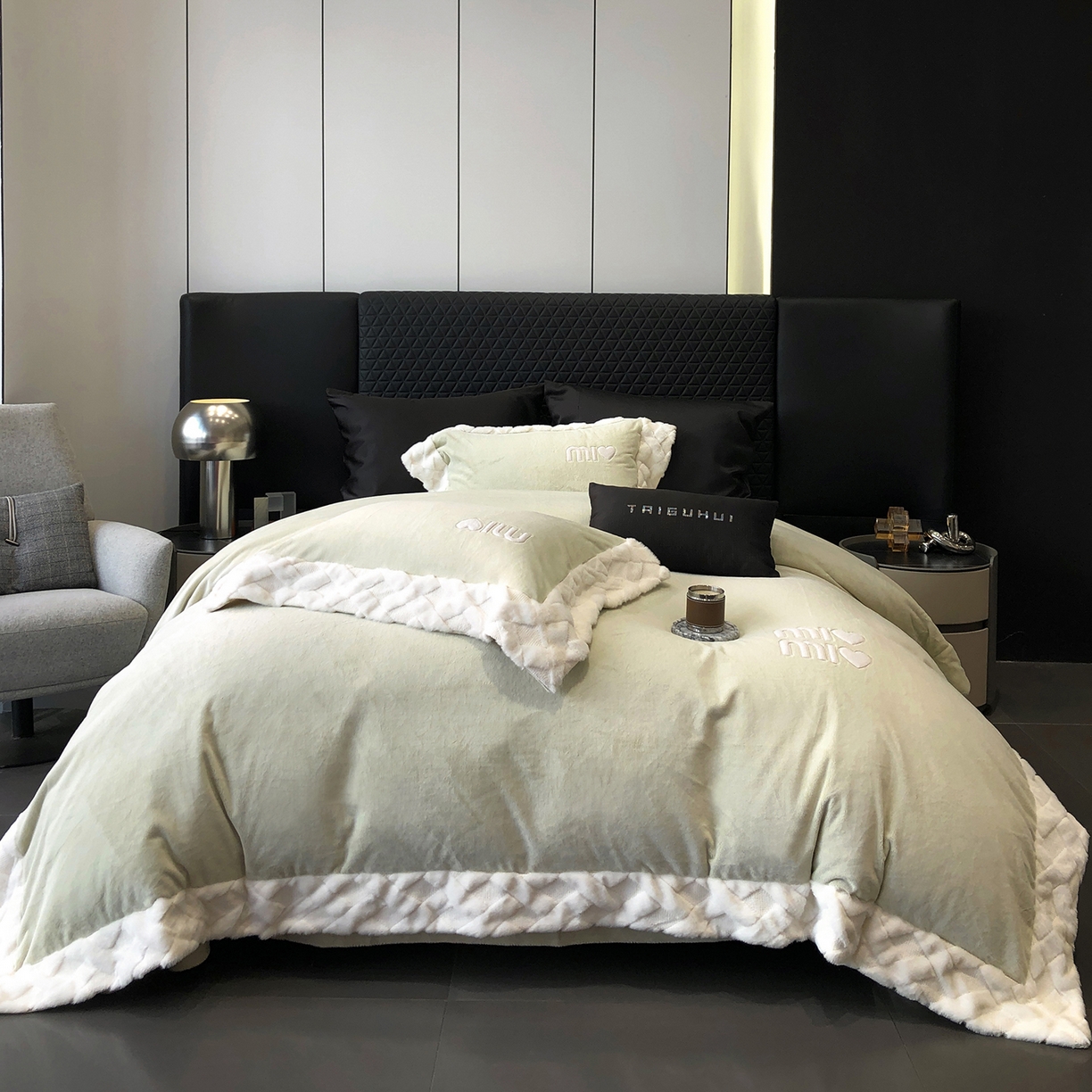 91家纺网 家纺一手货源 找家纺 （总）太古汇家居 2025新款240克牛奶绒工艺款四件套-缪斯系列 （会员250/270，毛毡带包装，淘宝上图价格-券后不低于358）