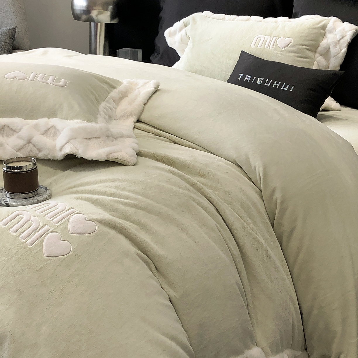 91家纺网 家纺一手货源 找家纺 太古汇家居 2025新款240克牛奶绒工艺款四件套-缪斯系列 （会员250/270，毛毡带包装，淘宝上图价格-券后不低于358） 缪斯-果绿