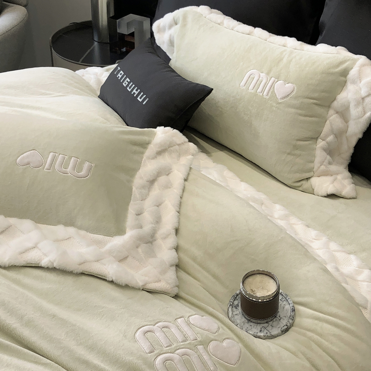 91家纺网 家纺一手货源 找家纺 太古汇家居 2025新款240克牛奶绒工艺款四件套-缪斯系列 （会员250/270，毛毡带包装，淘宝上图价格-券后不低于358） 缪斯-果绿