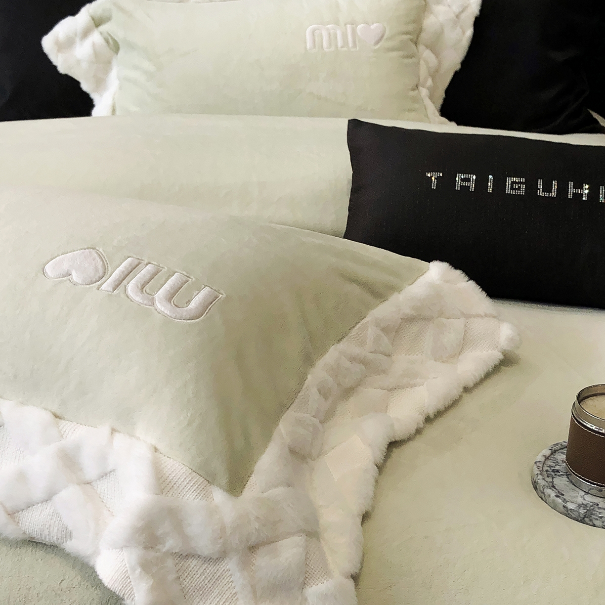 91家纺网 家纺一手货源 找家纺 太古汇家居 2025新款240克牛奶绒工艺款四件套-缪斯系列 （会员250/270，毛毡带包装，淘宝上图价格-券后不低于358） 缪斯-果绿