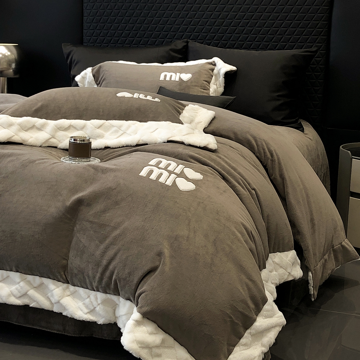 91家纺网 家纺一手货源 找家纺 （总）太古汇家居 2025新款240克牛奶绒工艺款四件套-缪斯系列 （会员250/270，毛毡带包装，淘宝上图价格-券后不低于358）