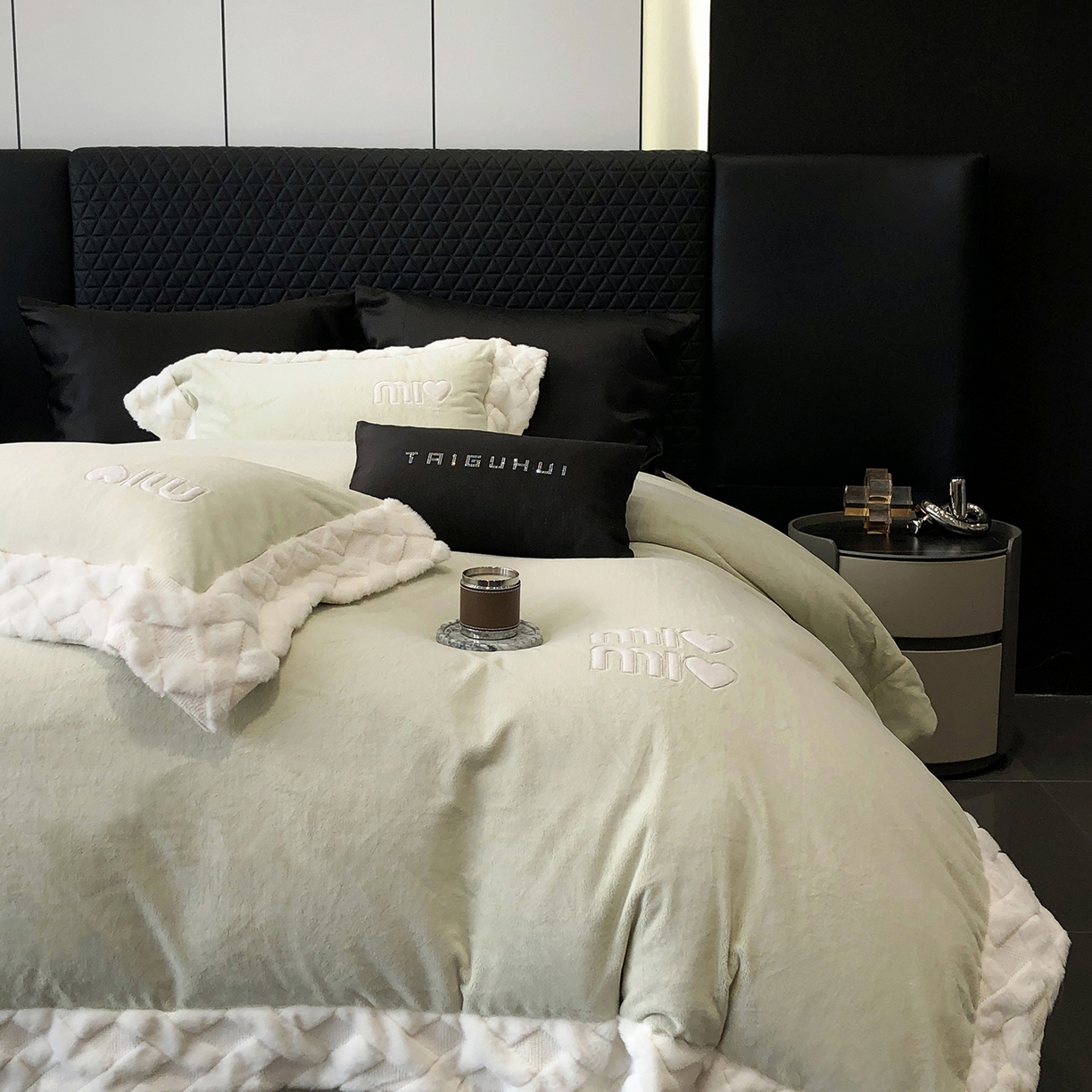 91家纺网 家纺一手货源 找家纺 太古汇家居 2025新款240克牛奶绒工艺款四件套-缪斯系列 （会员250/270，毛毡带包装，淘宝上图价格-券后不低于358） 缪斯-果绿