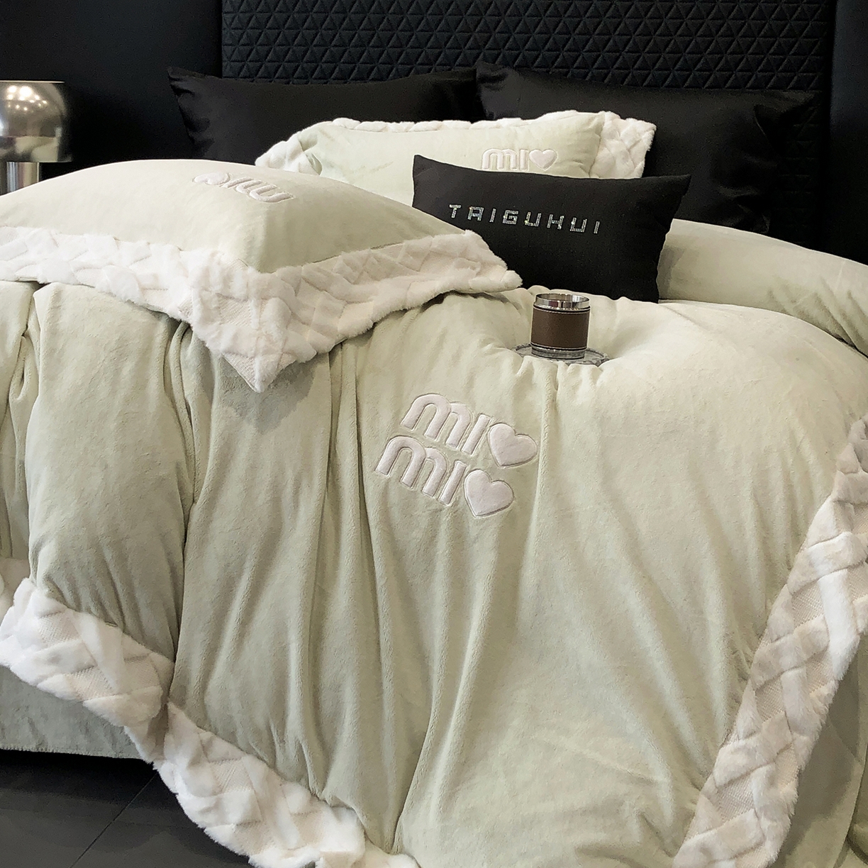 91家纺网 家纺一手货源 找家纺 太古汇家居 2025新款240克牛奶绒工艺款四件套-缪斯系列 （会员250/270，毛毡带包装，淘宝上图价格-券后不低于358） 缪斯-果绿