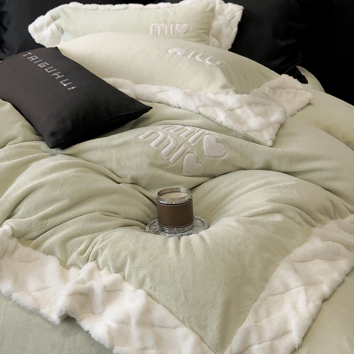 91家纺网 家纺一手货源 找家纺 太古汇家居 2025新款240克牛奶绒工艺款四件套-缪斯系列 （会员250/270，毛毡带包装，淘宝上图价格-券后不低于358） 缪斯-果绿