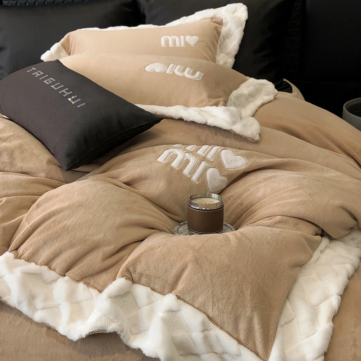 91家纺网 家纺一手货源 找家纺 太古汇家居 2025新款240克牛奶绒工艺款四件套-缪斯系列 （会员250/270，毛毡带包装，淘宝上图价格-券后不低于358） 缪斯-奶油咖