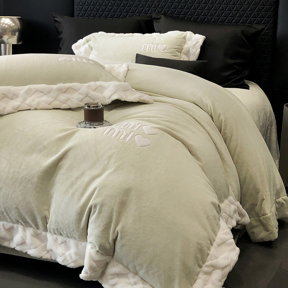 91家纺网 家纺一手货源 找家纺 太古汇家居 2025新款240克牛奶绒工艺款四件套-缪斯系列 （会员250/270，毛毡带包装，淘宝上图价格-券后不低于358） 缪斯-果绿