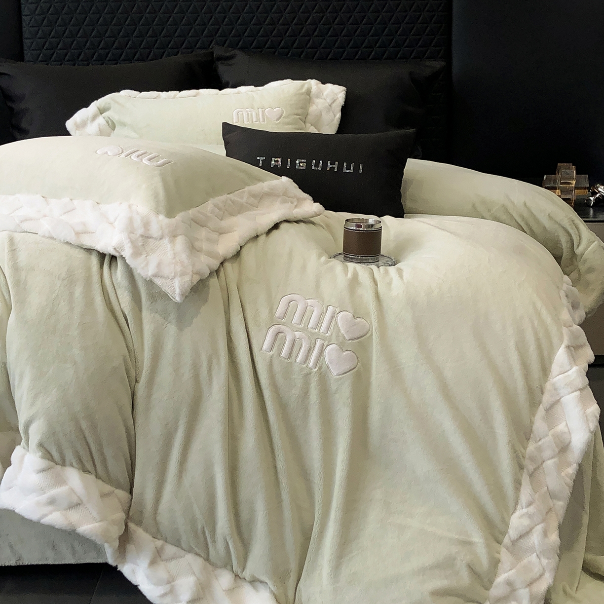 91家纺网 家纺一手货源 找家纺 太古汇家居 2025新款240克牛奶绒工艺款四件套-缪斯系列 （会员250/270，毛毡带包装，淘宝上图价格-券后不低于358） 缪斯-果绿