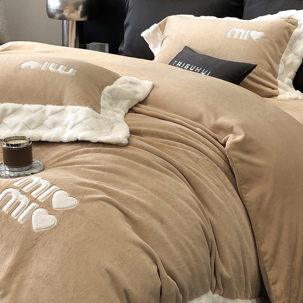 91家纺网 家纺一手货源 找家纺 太古汇家居 2025新款240克牛奶绒工艺款四件套-缪斯系列 （会员250/270，毛毡带包装，淘宝上图价格-券后不低于358） 缪斯-奶油咖