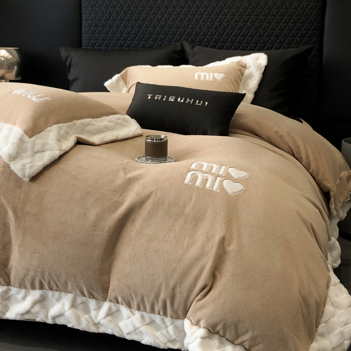 91家纺网 家纺一手货源 找家纺 太古汇家居 2025新款240克牛奶绒工艺款四件套-缪斯系列 （会员250/270，毛毡带包装，淘宝上图价格-券后不低于358） 缪斯-奶油咖