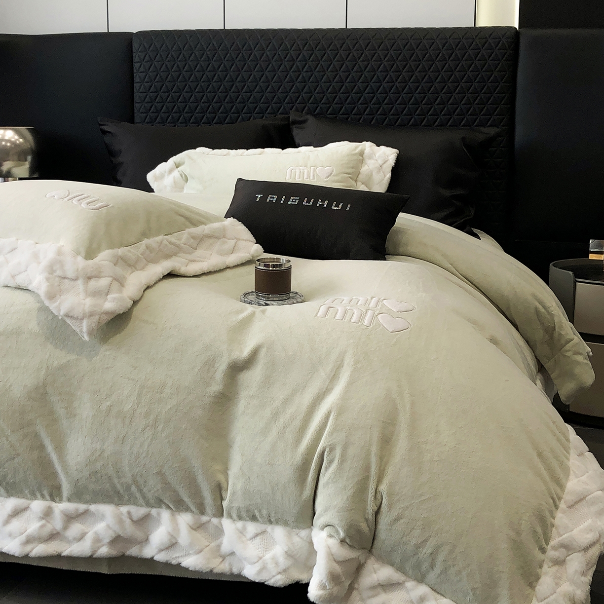 91家纺网 家纺一手货源 找家纺 太古汇家居 2025新款240克牛奶绒工艺款四件套-缪斯系列 （会员250/270，毛毡带包装，淘宝上图价格-券后不低于358） 缪斯-果绿