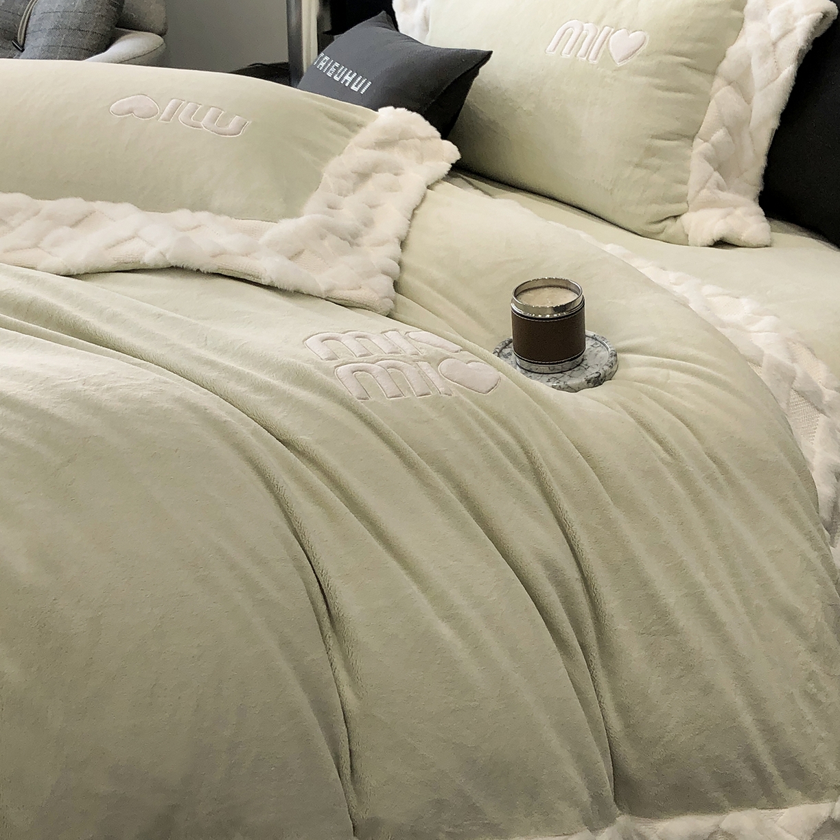 91家纺网 家纺一手货源 找家纺 太古汇家居 2025新款240克牛奶绒工艺款四件套-缪斯系列 （会员250/270，毛毡带包装，淘宝上图价格-券后不低于358） 缪斯-果绿