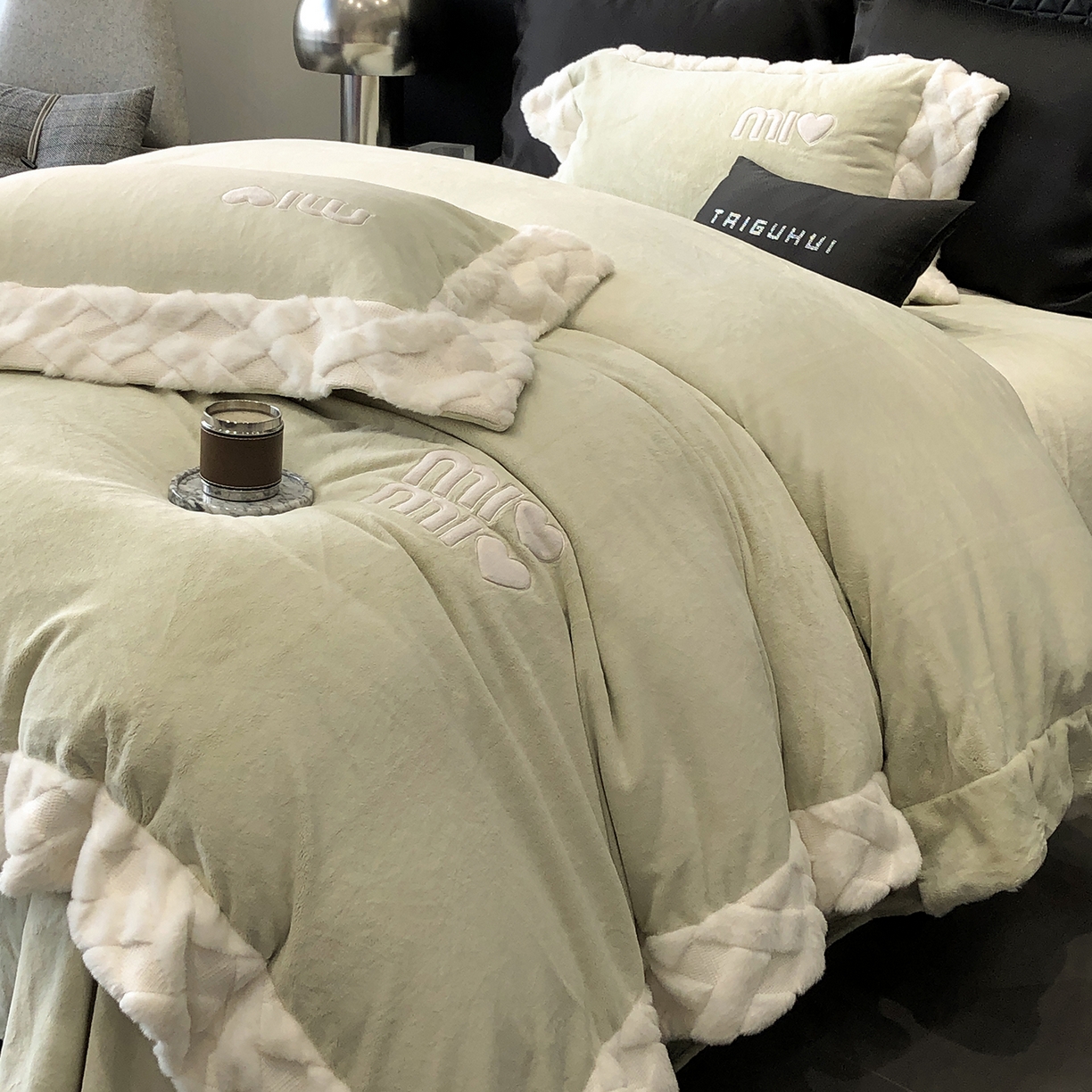 91家纺网 家纺一手货源 找家纺 太古汇家居 2025新款240克牛奶绒工艺款四件套-缪斯系列 （会员250/270，毛毡带包装，淘宝上图价格-券后不低于358） 缪斯-果绿