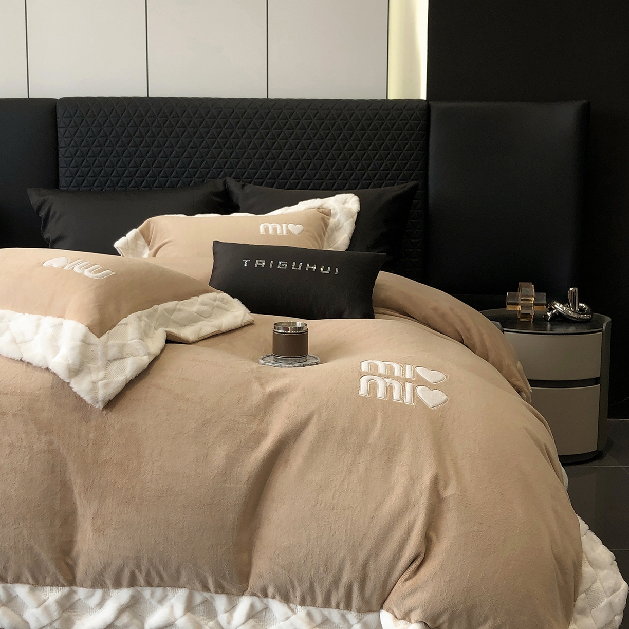 91家纺网 家纺一手货源 找家纺 太古汇家居 2025新款240克牛奶绒工艺款四件套-缪斯系列 （会员250/270，毛毡带包装，淘宝上图价格-券后不低于358） 缪斯-奶油咖